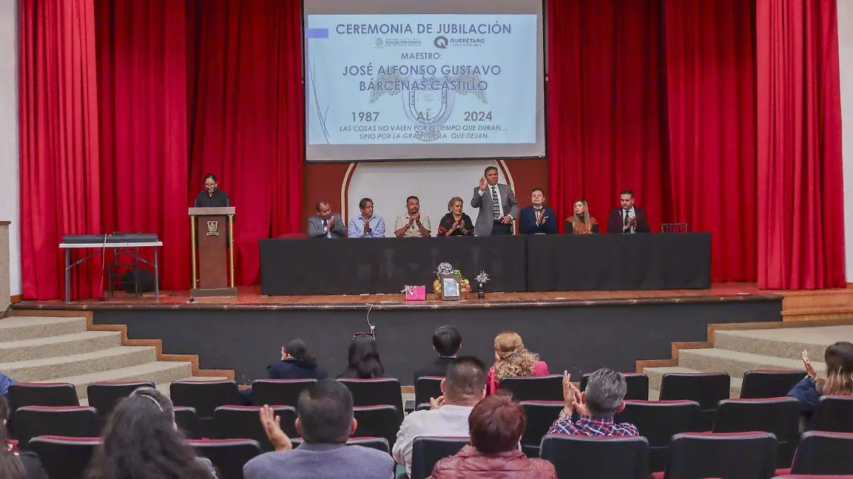 FOTO PRINCIPAL SJR Gustavo Barcenas fue reconocido por su labor academica